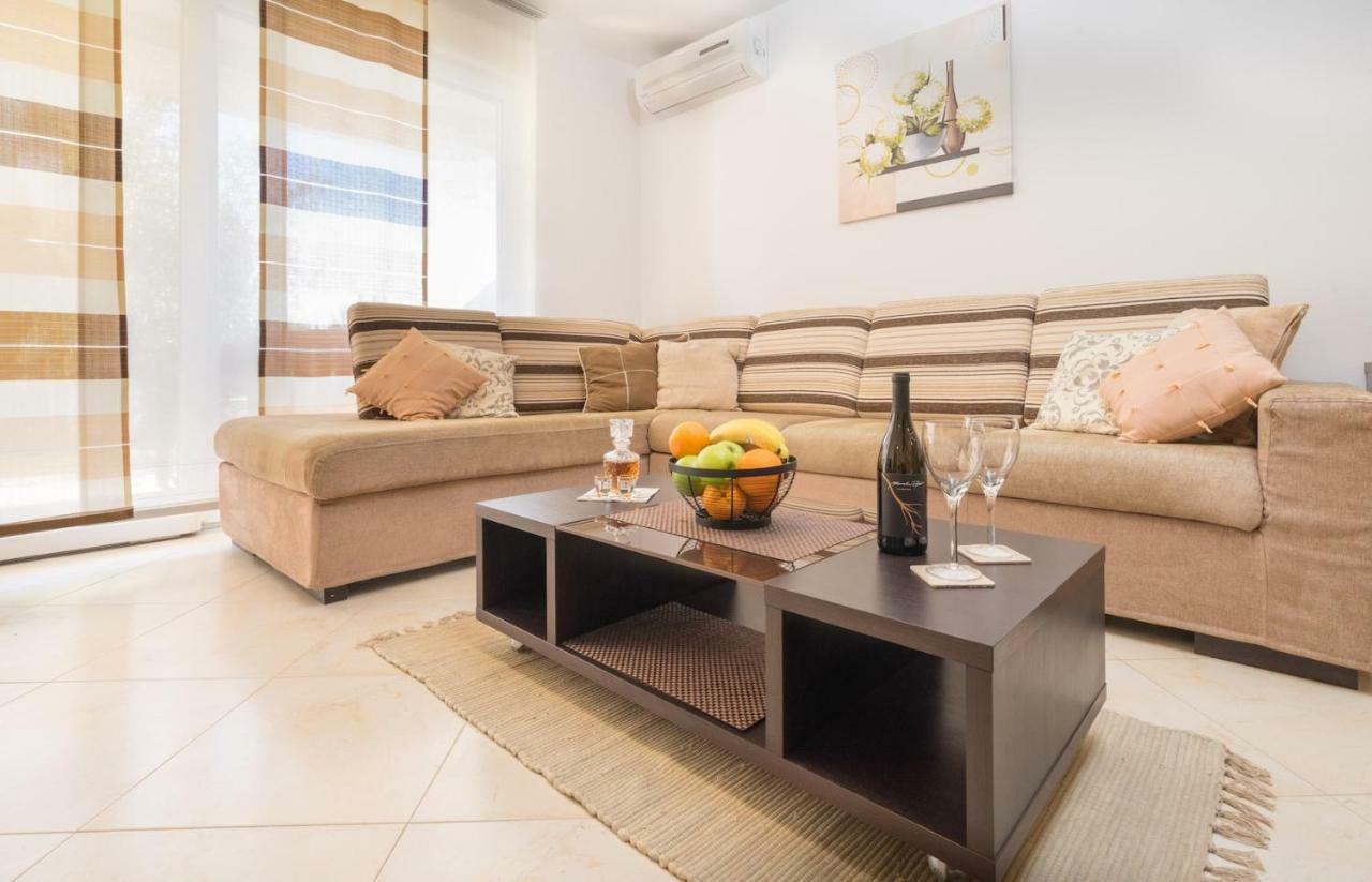 Spacious Apartment With The Garden, Near The Sandy Beach เมดูลิน ภายนอก รูปภาพ